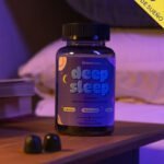 Gummies Deep Sleep Greenery Wellness sobre mesilla de noche con iluminación cálida