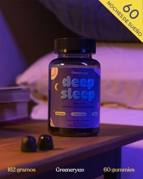 Gummies Deep Sleep Greenery Wellness sobre mesilla de noche con iluminación cálida