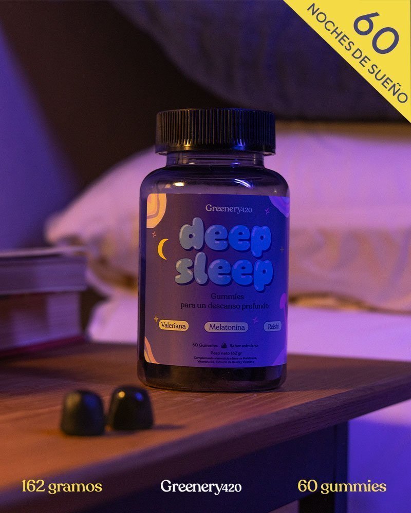 Gummies Deep Sleep Greenery Wellness sobre mesilla de noche con iluminación cálida