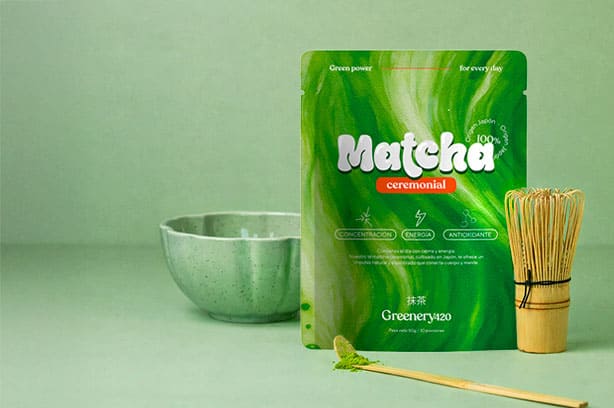 Matcha ceremonial Greenery420 con batidor japonés y cuenco tradicional